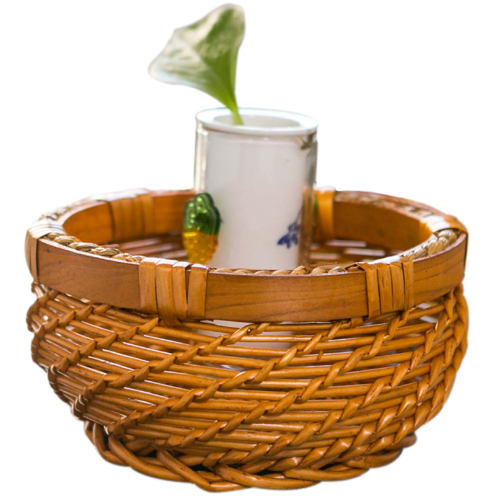 Cesta de ratán con mantas y revistas