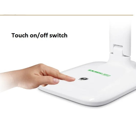 Lámpara de mesa LED táctil regulable en dormitorio